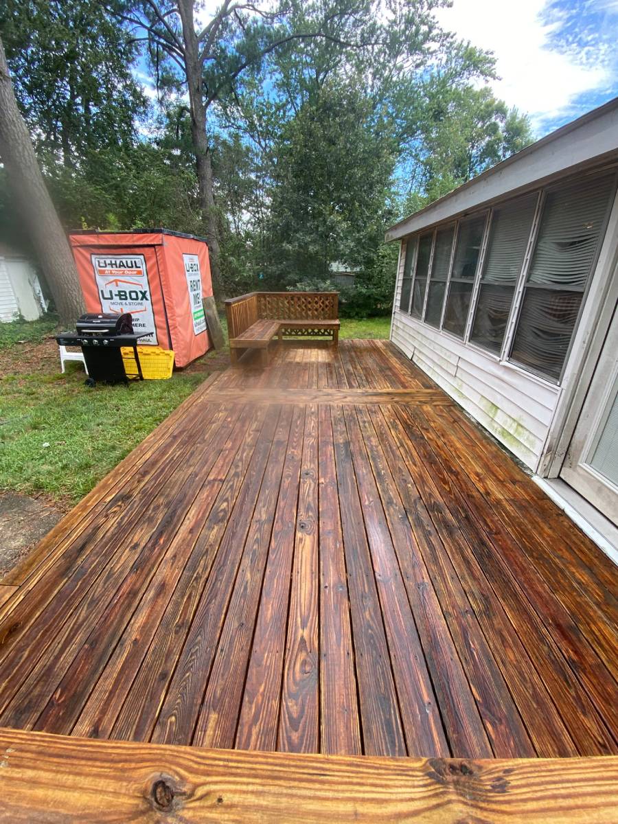 Clean wood deck after professional cleaning in Yorktown VA
