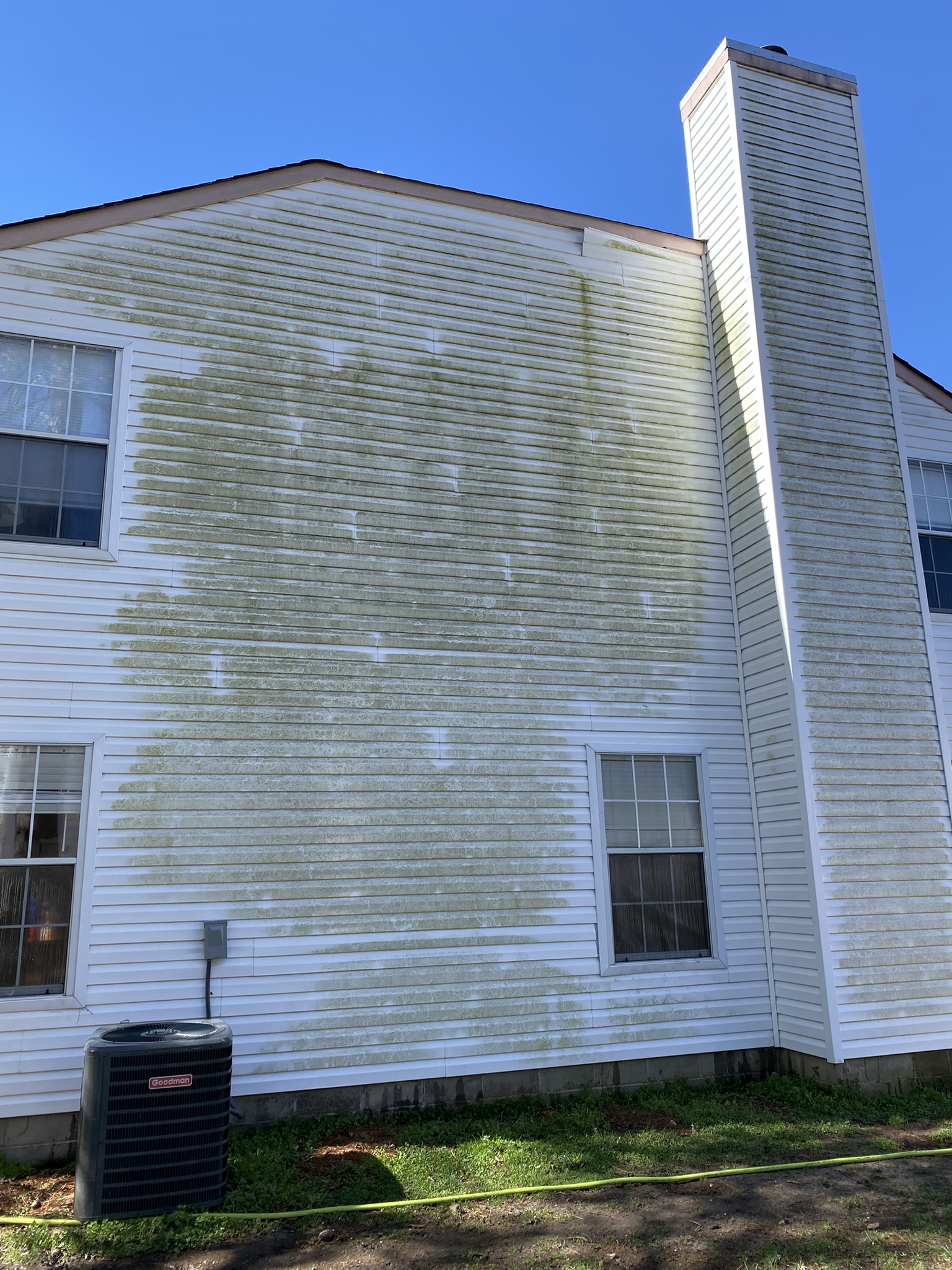 Dirty house before soft washing in Kiln Creek Yorktown VA