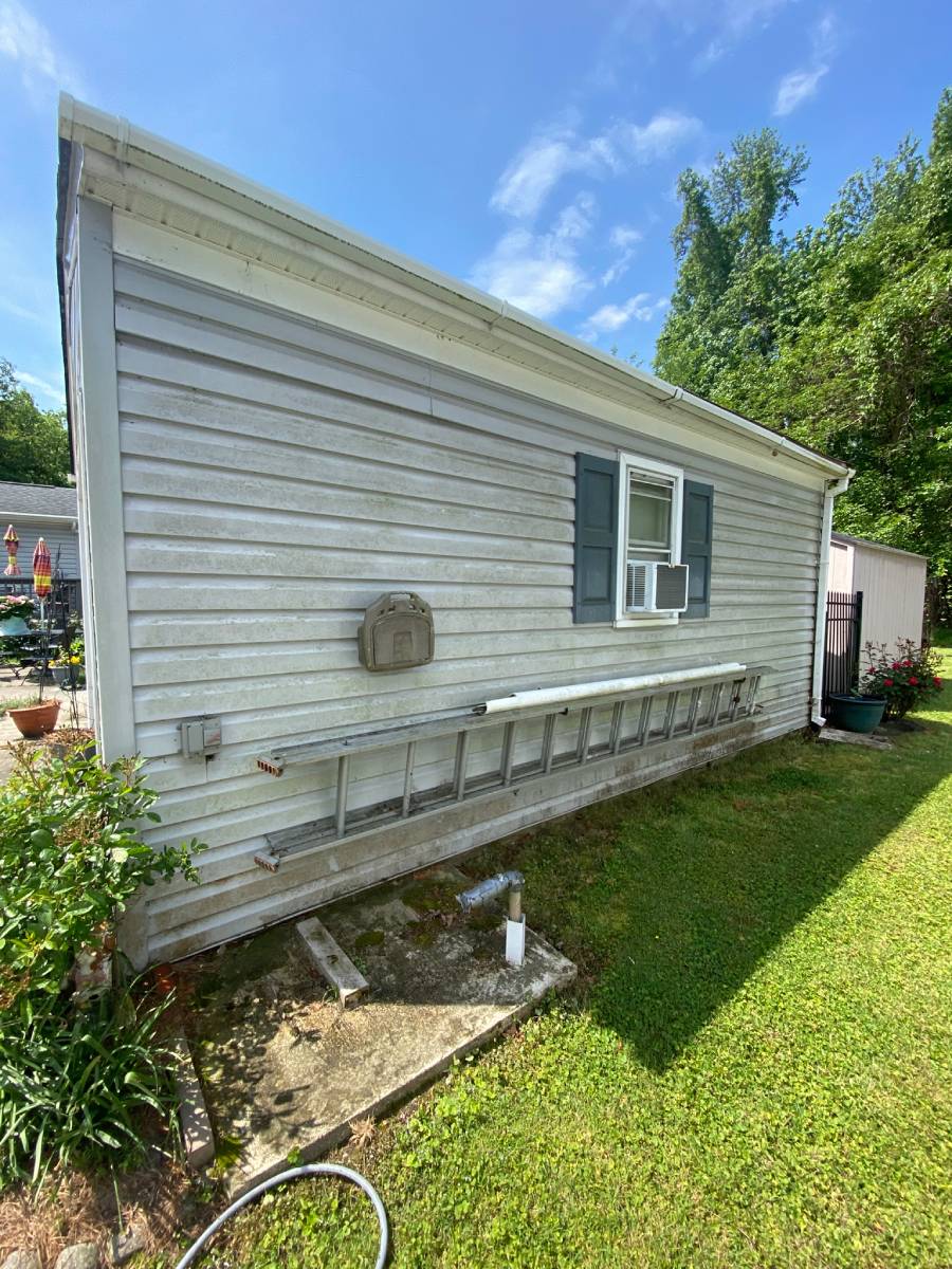 Dirty vinyl house washing in Yorktown VA